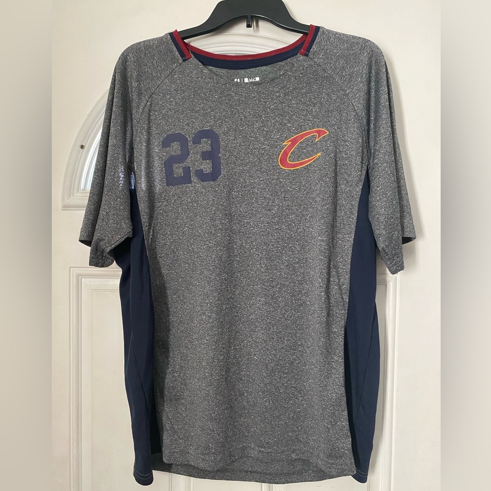 Men’s gray short sleeve NBA sports shirt size Large